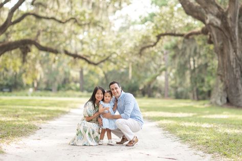 Hilton Head Family Photography | Sea Pines | Spanish Moss Location | What to Wear Family Spanish Moss Family Photos, Spanish Moss, Family Pics, Hilton Head, Beach Time, Central Florida, Family Photoshoot, Beach Photos, Family Pictures