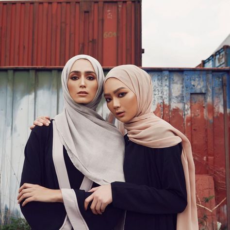 Crepe Hijab, Hijab Photoshoot, Hijab Black, Modal Hijab, Scarf Photography, Pashmina Hijab, Rose Soft, Hooded Sweatshirt Dress, Dusty Rose Dress