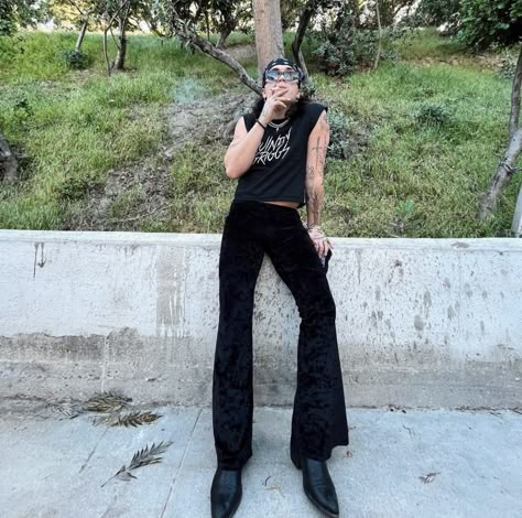 Flared Jeans 70s, Black Flared Jeans, Rock Style Men, Flare Jeans Outfit, Rock And Roll Fashion, Black Flare Jeans, Jeans Outfit Men, Mens Bootcut Jeans, Cowboy Outfits