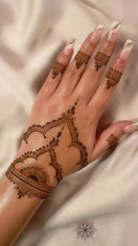 Mehandi Simple Aesthetic, Simple Design Henna, Aesthetic Finger Mehendi Designs Simple, Mehndi Designs For Chubby Hands, Simple Mendhi Design Back Hand, Cute Simple Mehendi Designs, Inside Henna Design, Simple And Aesthetic Mehndi Designs, Mendi Design Latest