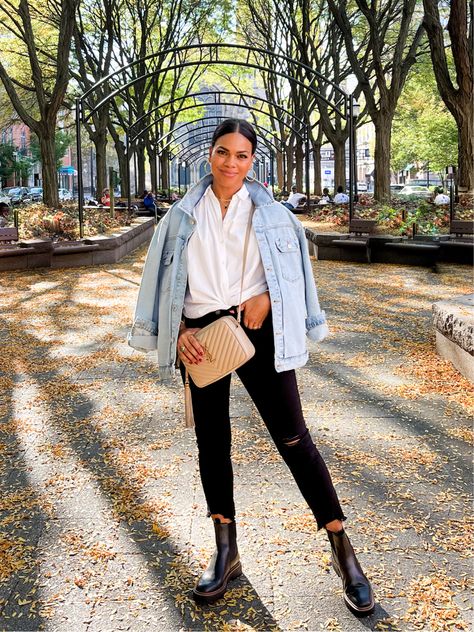 Chelsea Boot And Mom Jeans, Womens Chelsea Boots Outfits Black, Oversized Dress With Belt, Chunky Chealse Boots Outfit, Chelsea Boots Outfit Office, Laguna Boot Outfit, Laguna Chelsea Boot Outfit, Chunky Sock Boots Outfit, Target Chelsea Boots Outfit