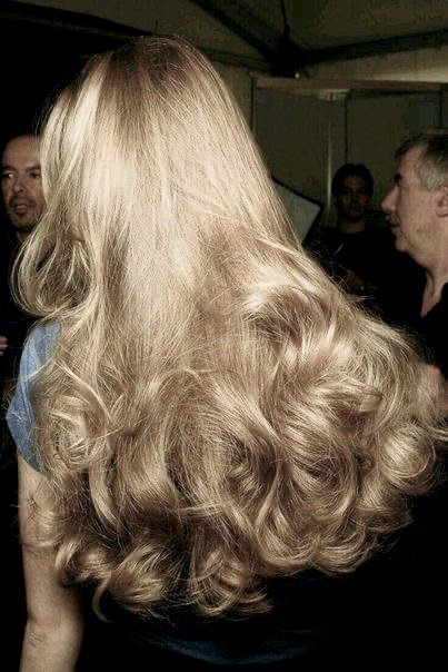 Blowout Blonde Hair, Roundbrush Blowout, Long Blonde Hair Aesthetic, Natalie Aesthetic, Curly Blowout, Aurora Hair, Blonde Haircut, Blonde Wavy Hair, Blowout Hair