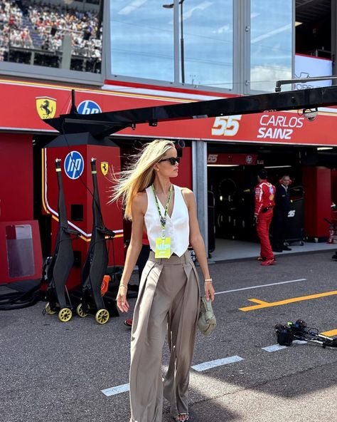 F1 Paddock Outfit, Court Side Outfit Basketball Games, F1 Outfits Women, F1 Race Outfit, F1 Paddock Fashion, Journalist Outfit, F1 Outfit, Miami Gp, F1 Aesthetic