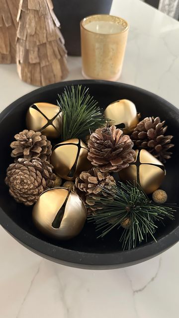 Ideas Decoracion Navidad, Woodland Christmas Decor, Christmas Bowl, Neutral Christmas Decor, Modern Christmas Decor, Christmas Decor Inspiration, Christmas Interiors, Christmas Themes Decorations, Woodland Christmas