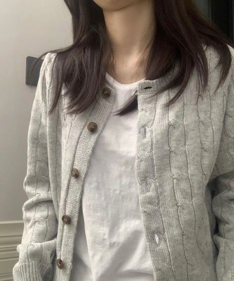 White Sweater Outfit Aesthetic, Aesthetic Grey, Winter Outfit Inspiration, Cute Simple Outfits, Casual Style Outfits, Lookbook Outfits, Winter Outfit, Aesthetic Outfits, Outfits Casuales