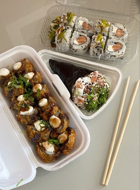 Korean Takeout, Sushi Aesthetic, Making Sushi, Food Therapy, Food Drinks Dessert, Food Recepie, Food Obsession, Interesting Food Recipes, Pretty Food