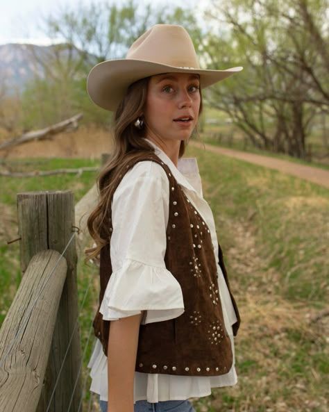 Wild West Outfits, 30 Outfits, Suede Vest, Out West, Scandinavian Fashion, Cowgirl Outfits, Easy Summer, General Store, Basic Outfits