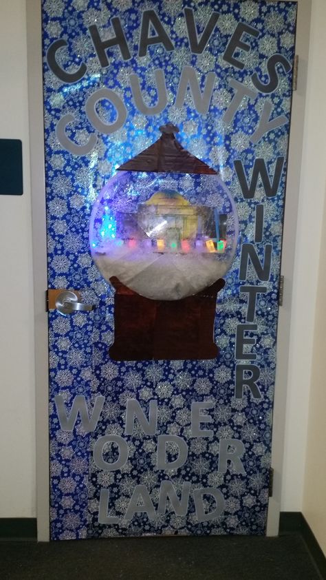 2014 Chaves County Finance/IHC Dept door decoration entry.  Theme was Chaves County Winter Wonderland Snowglobe. It displays actual County building with lighting christmas tree and luminarias for color. Filled with snow like material and battery operated lights. Snow globe and entire frame built and created by hand. Christmas Door Decorating, Classroom Door Decorating, Christmas Handprint, Holiday Door Decorations, Diy Christmas Door, Christmas Door Decorating Contest, Christmas Classroom Door, Winter Wonderland Decorations, Winter Door Decorations