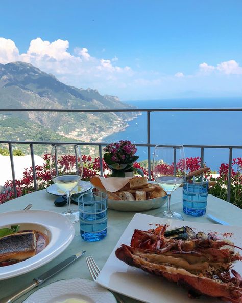 Vanessa Matsena’s Instagram photo: “Lunch... 😋” Vanessa Matsena, Positano Restaurant, Album Photo Voyage, Lemon Delight, Sirenuse Positano, Live In Italy, Le Sirenuse, The Sound Of Waves, Europe 2023