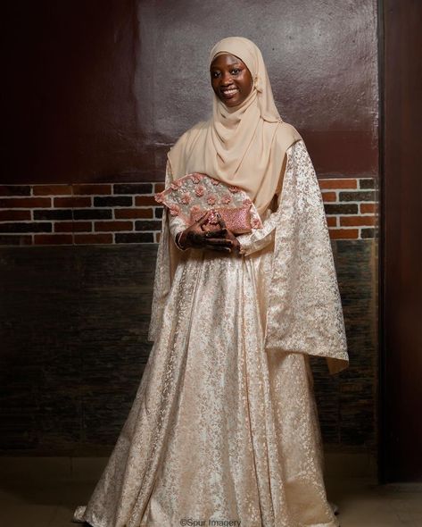 TAG YOUR FAVOURITE MUSLIM BRIDAL COMPANY 👰🏾👰🏾👰🏾👰🏾 Dress @7teen01brand Veil styling @7teen01brand Photography @spurimagery #nikah #hijabbride #nigerianmuslimbridals Veil Styling, Muslim Wedding Dress Hijab Bride, Event Dresses Classy, Muslim Veil, Wedding Dress Hijab, Black Marriage, Nikah Decor, Wedding Fits, African Bridal Dress