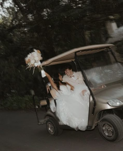 Bride And Groom Pictures Golf Course, Golf Cart Getaway Wedding, Wedding Golf Course Pictures, Wedding Golf Cart Decorations, Golf Cart Wedding Photos, Just Married Golf Cart, Golf Wedding Photos, Golf Course Engagement Photos, Gold Course Wedding