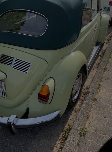 Laurel Green Aesthetic, Old Green Aesthetic, Green Car Aesthetic, Green Cars, Mint Green Fiat 500 Aesthetic, Mint Green Fiat 500, Green Radio, Green Vintage Car Aesthetic, Pista Green Colour