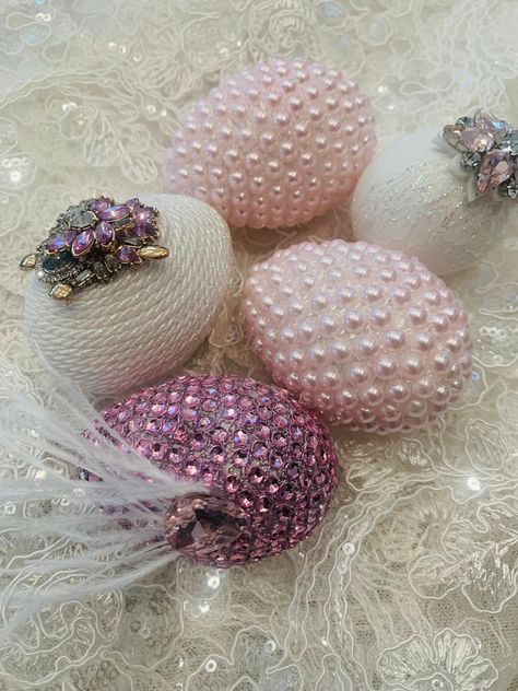 Five real size decorative eggs with jewels. Beaded Eggs, Easter Sewing, Diy Osterschmuck, Decorative Eggs, Colorful Eggs, Wedding Centrepieces, Easter Stuff, Persian Wedding, Beautiful Museum