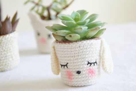 Pour ce 23ème volet du green calendrier de l’avent, place à la créativité. Au menu des cache-pots en tricot animaux... Pot Crochet, Confection Au Crochet, Crochet Cozy, Crochet Plant, Crochet Decoration, Crochet For Home, Crochet Diy, Cache Pot, Yarn Projects