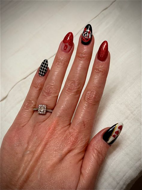 Queen Of Hearts Inspired Nails, Red Queen Nails, Alice In Wonderland Nails Acrylic, Queen Of Hearts Nail Art, Alice In Wonderland Nails Simple, Queen Of Hearts Nails Designs, Alice In Wonderland Nail Art, Queen Of Hearts Nails, Red Queen Costume