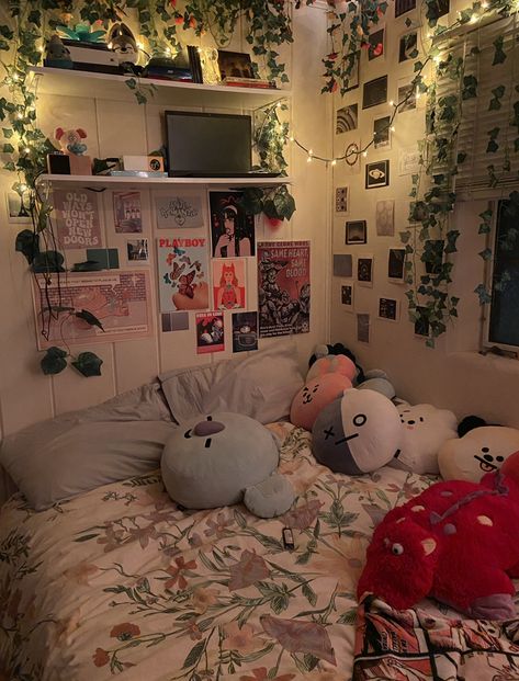 What To Do With Fairy Lights Bedrooms, Small Cluttered Bedroom Aesthetic, Aesthic Bedroom Idea, Dorms Aesthic, Aesthic Room Decor Idea, Bedroom Ideas Astetic, Aesthic Room Idea, Aesthic Rooms, Room Ideas Big Bedroom