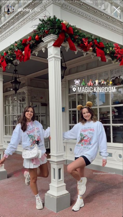 Cold Disney Day Outfit, Cold Disney World Outfits, Disneyworld Winter Outfit, Cute Disney Christmas Outfits, Christmas Universal Studios Outfit, Matching Christmas Outfits Friends, Orlando Winter Outfits, Disney Parks Christmas Outfits, Disney World Outfits Christmas