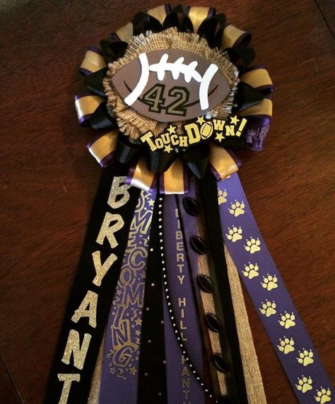 Homecoming mum for football boy Football Banquet Centerpieces, Football Locker Decorations, Senior Night Football, Football Boy, Diy Mums, Homecoming Spirit Week, Spirit Buttons, Homecoming Corsage, Football Mums