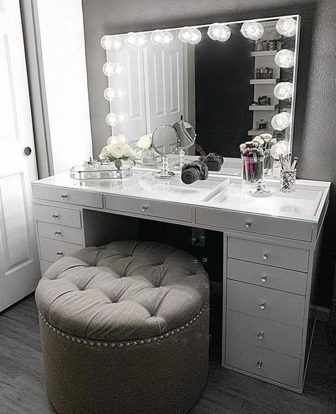 Makeup Vanity Mirror With Lights, Design Ložnic, Mirrored Vanity Table, Beauty Room Vanity, Hollywood Vanity Mirror, Makeup Room Decor, Dekorasi Kamar Tidur, Vanity Room, Makeup Rooms