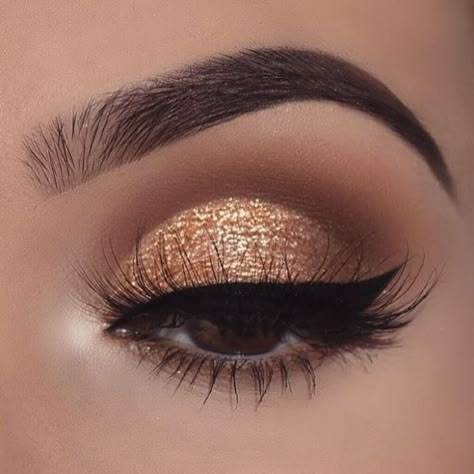 4 ideas fáciles de maquillaje dorado para la cena de Navidad | Panorama Makeup Names, Rose Gold Eye Makeup, Mermaid Makeup Brushes, Make Up Gold, Gold Makeup Looks, Gold Eye Makeup, Eye Makeup Palette, Rose Gold Makeup, Mermaid Makeup