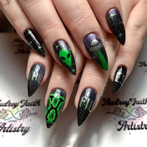 Nails Acrylic Aesthetic, Nail Art Trending, Nails Art Christmas, Acrylic Aesthetic, Alien Nails, Nail Art Halloween, Space Nails, Hippie Nails, Punk Nails