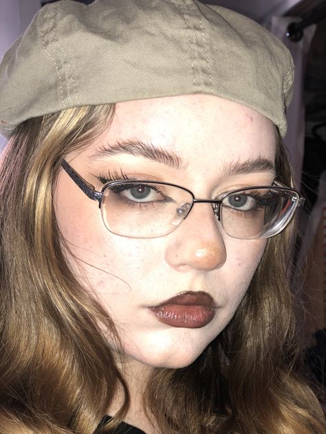 Eyeliner With Glasses, Lipstick Styles, Grungy Makeup Look, Cat Eye Makeup Look, Grungy Makeup, Weird Makeup, Lipstick Style, Eye Decor, Glasses Makeup