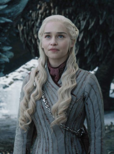 This New GOT Photo Totally Smashes All Of Your Mad Queen Daenerys Theories #refinery29 Emillia Clark, Mad Queen, Dessin Game Of Thrones, Game Of Thrones Images, Daena Targaryen, Emilia Clarke Daenerys Targaryen, Game Of Thrones Facts, Game Of Throne Daenerys, Nathalie Emmanuel