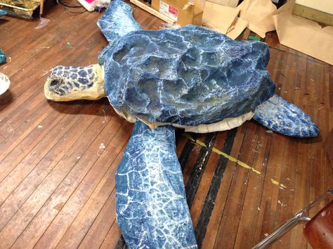 Paper Mache Turtle, Paverpol Sculptures, Ocean Baby Showers, Sea Party Ideas, 3d Art Projects, Paper Mache Projects, Paper Mache Animals, Recycled Art Projects, Tiki Art