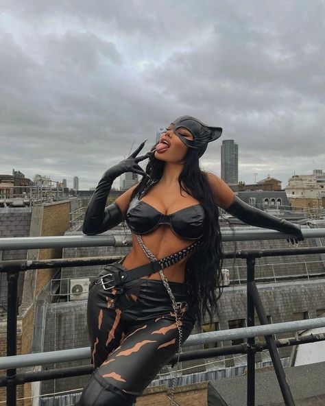 Cat Women Halloween Costumes, Hot Halloween Outfits, Hot Costume, Instagram Baddie, Cat Woman, Trendy Halloween Costumes, Halloween Costumes Friends, Halloween Costume Outfits, Halloween Photoshoot