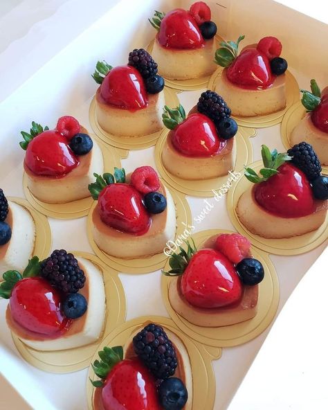 Flan Dessert Table, Wedding Flan, Mini Flans Desserts, Mini Chocoflan Cupcakes, Dessert Design Ideas, Mini Flan Cups, Mini Choco Flan, Mini Flan, Chocoflan Cake