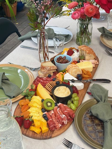 Fairycore Food Ideas, Fairy Core Birthday Party Ideas, Fruit Charcuterie Board Aesthetic, Cottage Core Birthday Aesthetic, Charcuterie Board Garden Party, Cottagecore Charcuterie Board, Cottagecore Picnic Food, Garden Party Cottagecore, Cottage Core Brunch