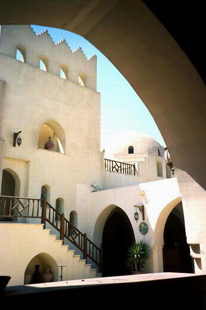 Egypt; Al-Fustat Ceramics Center by Gamal Amer, who worked closely with Hassan Fathy, famed Egyptian architect & author of Architecture for the Poor. Hasan Fathy, Arabesque Architecture, Mall Concept, Arab House, Hassan Fathy, Architecture Antique, Small Courtyard, African Architecture, Muslim World