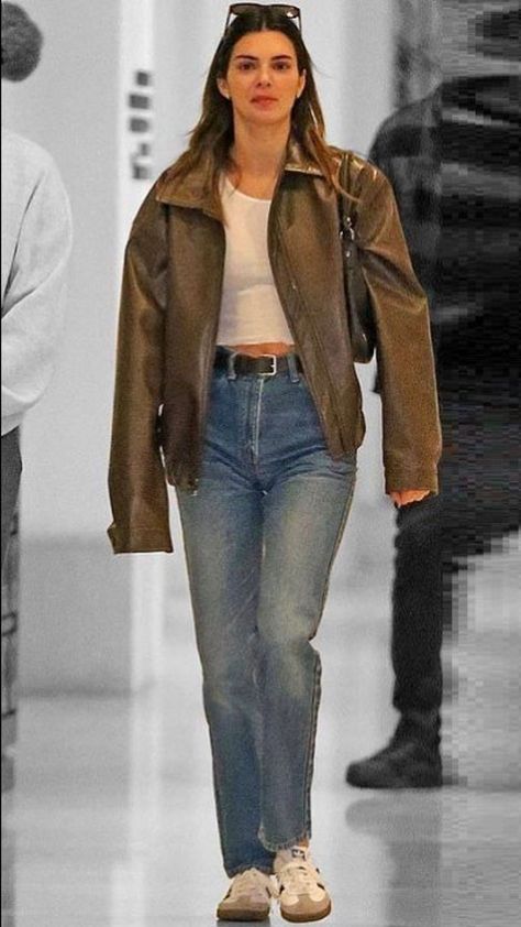 Kendall 2023 Outfit, Kendall Jenner Jean Jacket, Model Off Duty Outfits Winter, Kendall Jenner Casual Outfits 2023, Kendall Jenner Recent Outfits, Kendall Jenner Autumn Style, Autumn 2023 Style, Ootd Kendall Jenner, Model Off Duty Winter Outfits