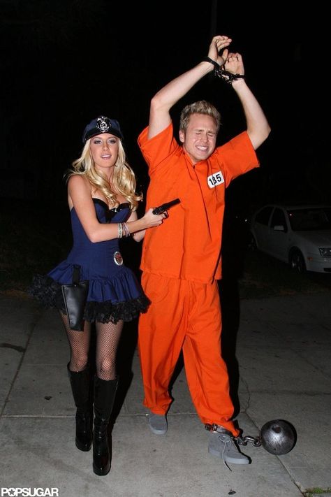 Heidi Montag and Spencer Pratt as a Police Officer and an Inmate; this is SO cute! Celebrity Couple Costumes, Partner Costumes, Halloween Costume Couple, Halloween Costumes Pictures, Cute Couples Costumes, Best Couples Costumes, Fest Temaer, Couples Halloween Outfits, Holloween Costume