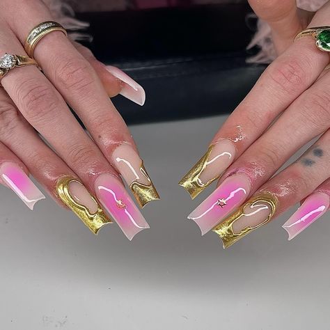 Pink and gold go so well 💕✨ ❀ ❀ ❀ Medium Long Length 8 Magnets Classic Nude ❀ ❀ ❀ #nails #nailinspo #nailsofinstagram #utah #utahnailtech #westvalley #uñas #slcnails #explorepage #explore #acrylicnails #cutenails #pinknails #goldnails #chrome #nailstagram Pink And Gold Square Nails, Pink And Gold Chrome Nails, Pink And Gold Acrylics, Gold And Pink Nails Acrylic, Pink And Gold Nail Designs, Classic Nude Nails, Gold And Pink Nails, Pink And Gold Nails, Pink Gold Nails