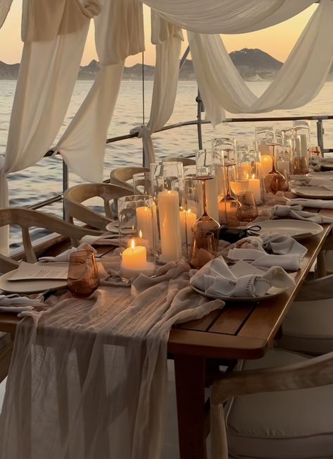 Wedding Yacht Decorations, Wedding Decorations On A Boat, Boat Dinner Party, Beach Dinner Ideas Decor, Beach Wedding Dinner Table, Yacht Dinner Party, Boat Rehearsal Dinner, Yacht Table Decor, Beach Wedding Food Ideas