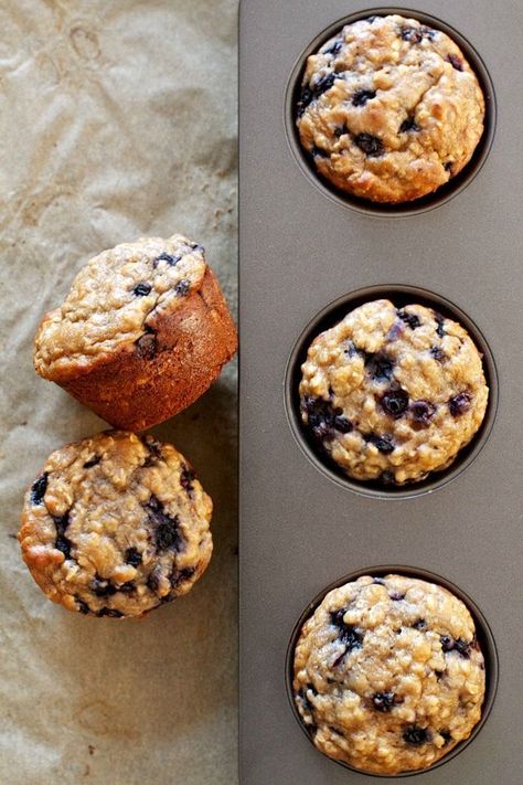 Ridiculously soft and tender Blueberry Oat Greek Yogurt Muffins (flour, oats, cinnamon, greek yogut, 1 egg, honey, sugar, milk, vanilla...) #muffins #blueberrymuffins Oat Greek Yogurt Muffins, Muffins Greek Yogurt, Breakfast Muffins Healthy, Yogurt Greek, Greek Yogurt Muffins, Muffins Blueberry, Yogurt Muffins, Blueberry Oat, Muffins Healthy