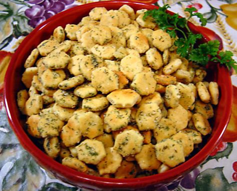 My entire family loves this recipe! My husband got this recipe from a friend at hunting camp, and it is by far a favorite in our home as well as friends and neighbors. It tastes great in soups and salads, and perfect for a grab and go snack! It may sound like it would be oily, but it isnt. Hunting Snacks, Dill Ranch, Ranch Oyster Crackers, Snack Crackers, Crackers Recipe, Oyster Crackers, Snack Mix Recipes, Cracker Snacks, Cracker Recipes