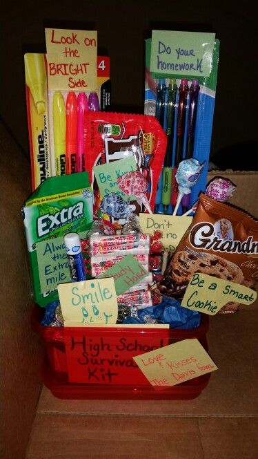 High school survival kit- some cute ideas to include in a care package. Love the highlighters and saying to look on the BRIGHT side, also always go the EXTRA mile High School Survival Kit, Survival Kit Diy, 8th Grade Promotion, Diy Graduation Party Ideas, Spiderweb Cake, Diy Graduation Party, College Survival Kit, Middle School Graduation, School Survival Kits