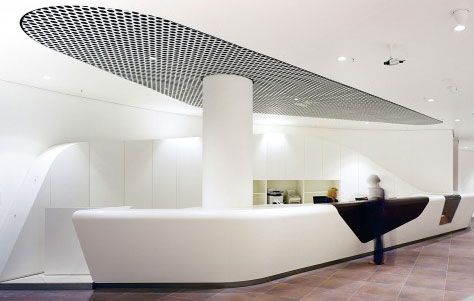 cool ceilings - Google Search Reception Office, Information Desk, Modern Offices, Reception Desk Design, Lobby Interior Design, Office Lobby, Hospital Interior, Reception Desks, Reception Counter