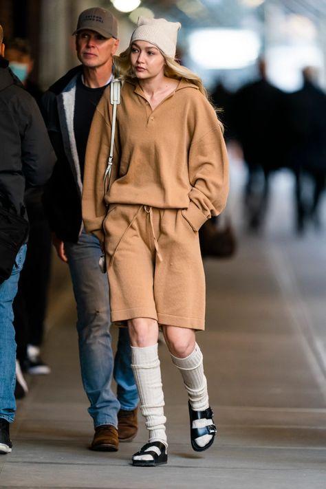 Gigi Hadid Welcomed Socks and Sandals Season in Birkenstocks | Glamour Birks Outfit, Birkenstock With Socks, Sandals With Socks, Birkenstock Styles, Birkenstock Outfit, Black Birkenstock, Gigi Hadid Outfits, Valentino Sandals, Skandinavian Fashion