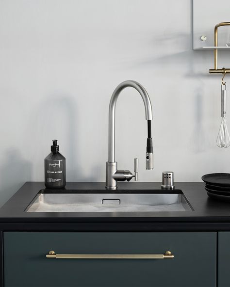 Transform your kitchen with the new Buster + Punch Faucet with pull out and dual spray functionality. Made in Italy from cast, machined and precision knurled solid metal, it's style and function in the purest of harmonies. Currently only available in North America. Buster And Punch, Buster Punch, Minimal Kitchen, Hit Different, Faucet Design, Compact Kitchen, Brass Faucet, Italian Kitchen, Kitchen Faucets