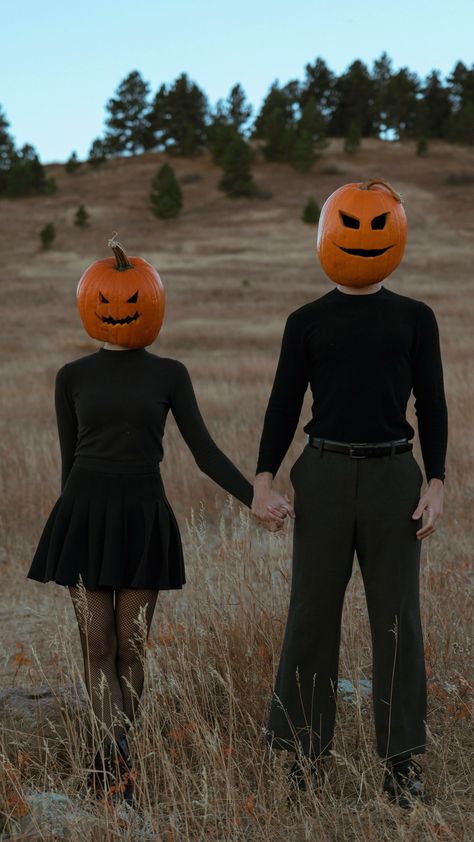 Couples Carved Pumpkins, Halloween Styled Shoot, Vintage Halloween Costumes, Ghost Trend, Fall Photoshoot Family, Cute Pumpkin Carving, Ghost Family, My Halloween Costume, Pumpkin Pictures