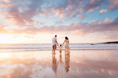 Beach Photoshoot Family, Sunset Family Photos, Sparrow Photography, Beach Photography Family, Family Photoshoot Poses, Beach Maternity Photos, Family Beach Pictures, Big Island Of Hawaii, Sunset Session