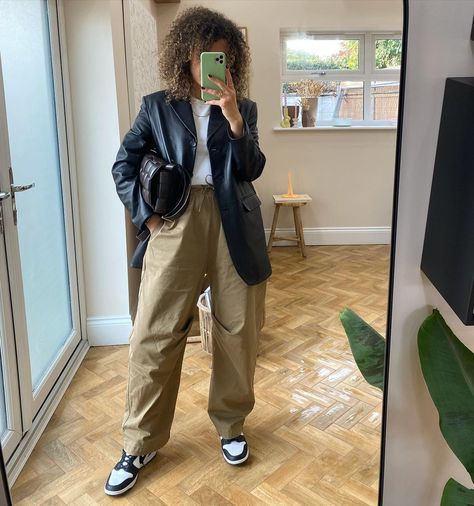 Cargos And Blazer Outfit, Blazer And Cargo Pants Outfit, Blazer With Cargo Pants, Cargo Pants With Blazer, Camel Pants Outfit, Oversized Blazer Outfit, Camel Pants, Hijabi Fits, Business Pants