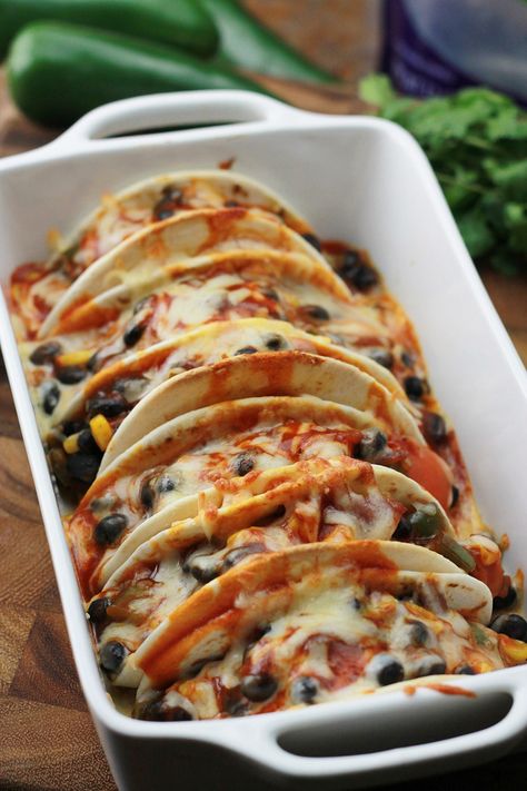 Baked Black Bean Tacos with Red Chile Sauce, they’re perfect for a quick, easy, pulled together weeknight dinner or a casual impromptu gathering with family and friends. #tacodinner #baked #thewholeserving #bakedtacos #vegetarian #tacos #quickdinner #weeknight #dinner #blackbeans #redchile #sauce Baked Black Bean Tacos, Red Chile Sauce, Plats Healthy, Taco Dinner, Black Bean Tacos, Chile Sauce, Bean Tacos, Red Chile, Tasty Vegetarian Recipes