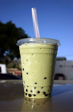 Bubble Tea -- if you have never tried it you don't know what you are missing Matcha Bubble Tea, How To Make Bubbles, Bubble Tea Recipe, Smoothie Mix, Iced Matcha, Sweet Drinks, Boba Tea, Matcha Green Tea, Tea Recipes