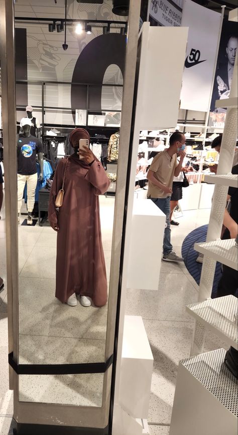 Abaya outfit with sneakers Abaya And Sneakers, Abaya With Sneakers, Outfit With Sneakers, Abaya Outfit, Dress Neck, Dress Neck Designs, Hijab Ootd, Hijabi Outfits, Abayas Fashion