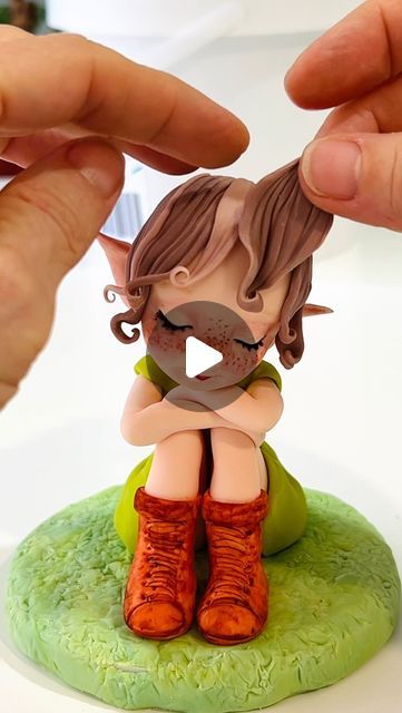 Clay Figurine Tutorial, Fondant Fairies, Fondant People Tutorial, Foam Clay Ideas, Cake Fondant Decorating, Doll Cottage, Fondant People, Tinkerbell Cake, Sugar Flowers Tutorial