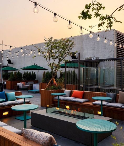 Furniture Design Restaurant, Roof Top Cafe, Outdoor Restaurant Patio, Rooftop Restaurant Design, Outdoor Restaurant Design, Terrace Restaurant, Rooftop Design, Rooftop Terrace Design, Restaurant Patio